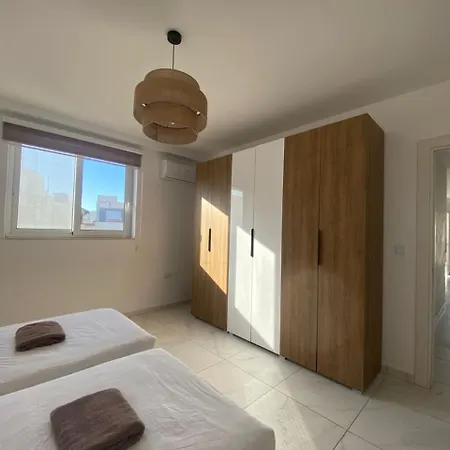 St Julian Apartment Number 8 * セント・ポールズ・ベイ