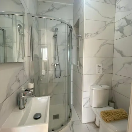 St Julian Apartment Number 8 アパート *